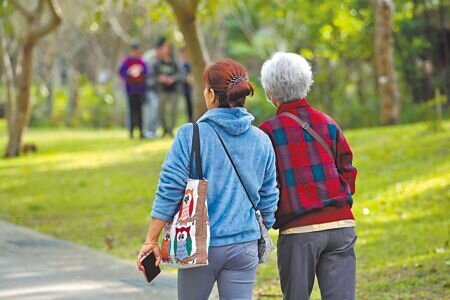 
多元陪伴（鐘點移工）計畫挨批收費比非法看護、台籍居服員昂貴，立委林俊憲近日召開協調會，要求勞動部暫緩推動，並重新計算收費價格。（本報資料照片）
