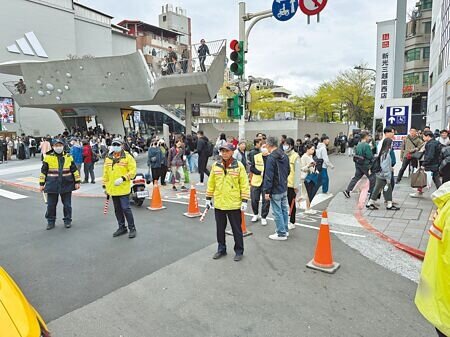 為友善行人環境,台北捷運公司29日在中山商圈舉辦「心中山新生活」活動時,封路於周邊試辦行人徒步區。(丁上程攝)