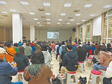 
桃園市桃園區正光花園新城是海砂屋，住戶對都更意見不一，桃園市住宅發展處受理公辦都更，29日舉辦說明會，希望加速都更進度。（賴佑維攝）

