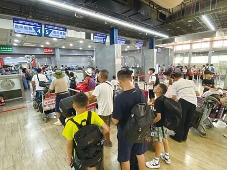 民眾利用春假期間赴日韓追櫻,由於旅客眾多,不免還是可能遇到行程或行李延誤等狀況,進而提升國人旅平險及不便險投保需求。圖∕本報資料照片