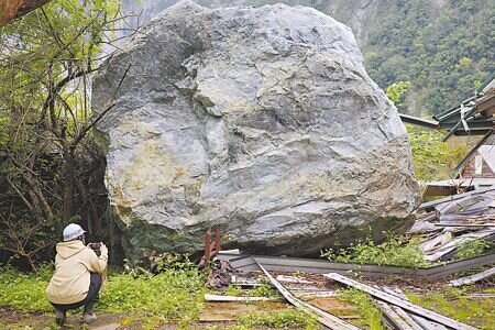 0403花蓮大地震,位在布洛灣台地特色旅宿「山月村」遭巨大落石擊中,無法修復而停業。(羅亦攝)