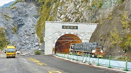 
0403花蓮大地震後，蘇花公路祟德隧道南口處遭土石泥流淹沒道路。目前隧道附近已恢復通車。（王志偉攝）
