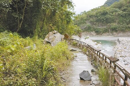 0403花蓮大地震重創太魯閣國家公園,其中小錐麓步道受損嚴重,修復難度高。(羅亦攝)