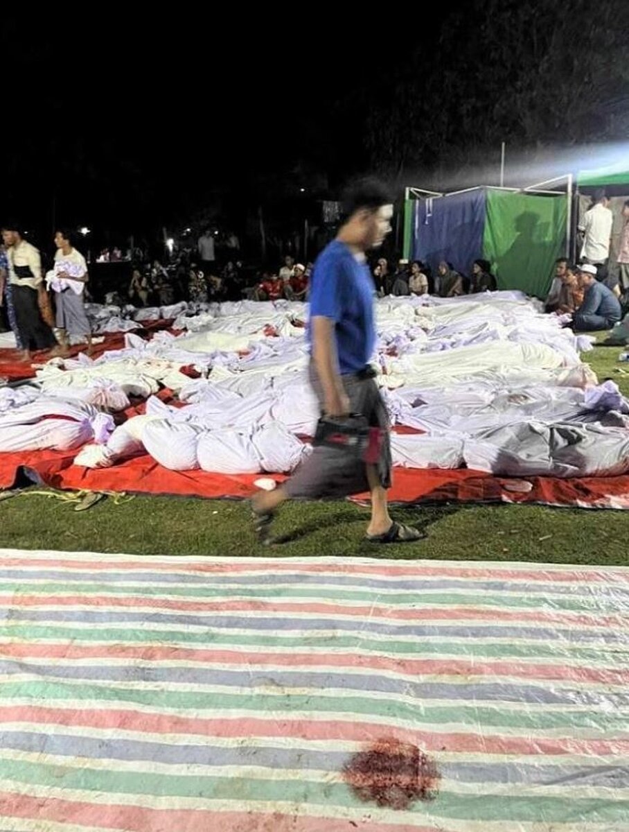 緬甸強震導致至少50座清真寺倒塌,恐多達300名穆斯林被活活壓死。取自臉書(@Khit Thit Media)