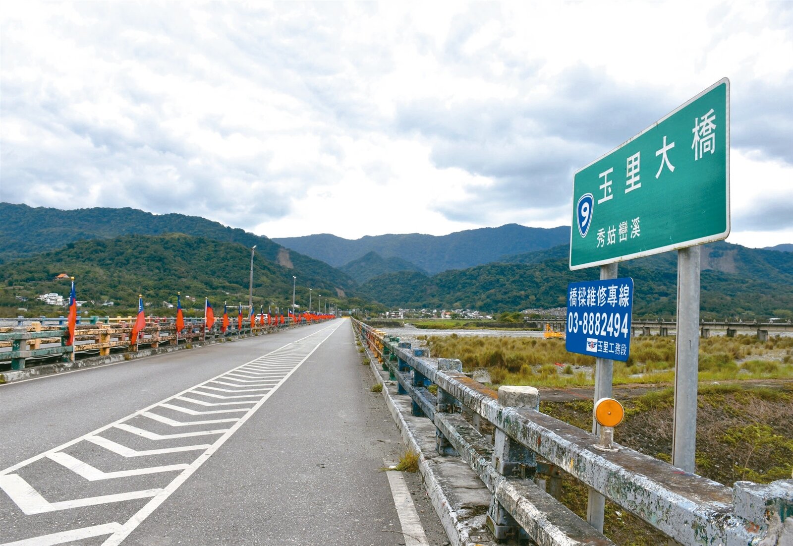 花蓮玉里大橋因918地震南下線橋梁列危橋,公路局原地重建。本報資料照片