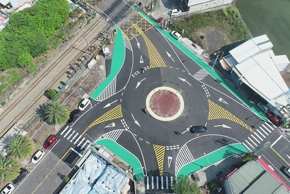 彰化縣政府修改大村鄉標線型圓環路口,以提高行車安全順暢。圖/縣府工務處提供