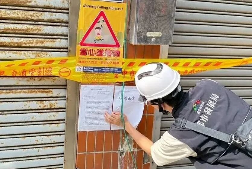 中市都發局對清水塌陷建築物公告停止使用，但開放住戶限期1個月搬家。圖／中市都發局提供
