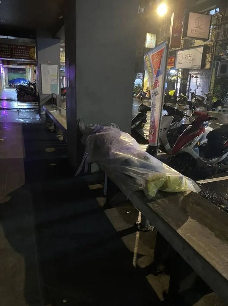 有網友在臉書社群「基隆人大小事」貼出一張遊民用透明塑膠套全身包緊的照片,並寫著「就在孝三路三總門診騎樓真恐怖,須要安置的話,社工人員需協助。圖/取自基隆人大小事,賴姓網友提供