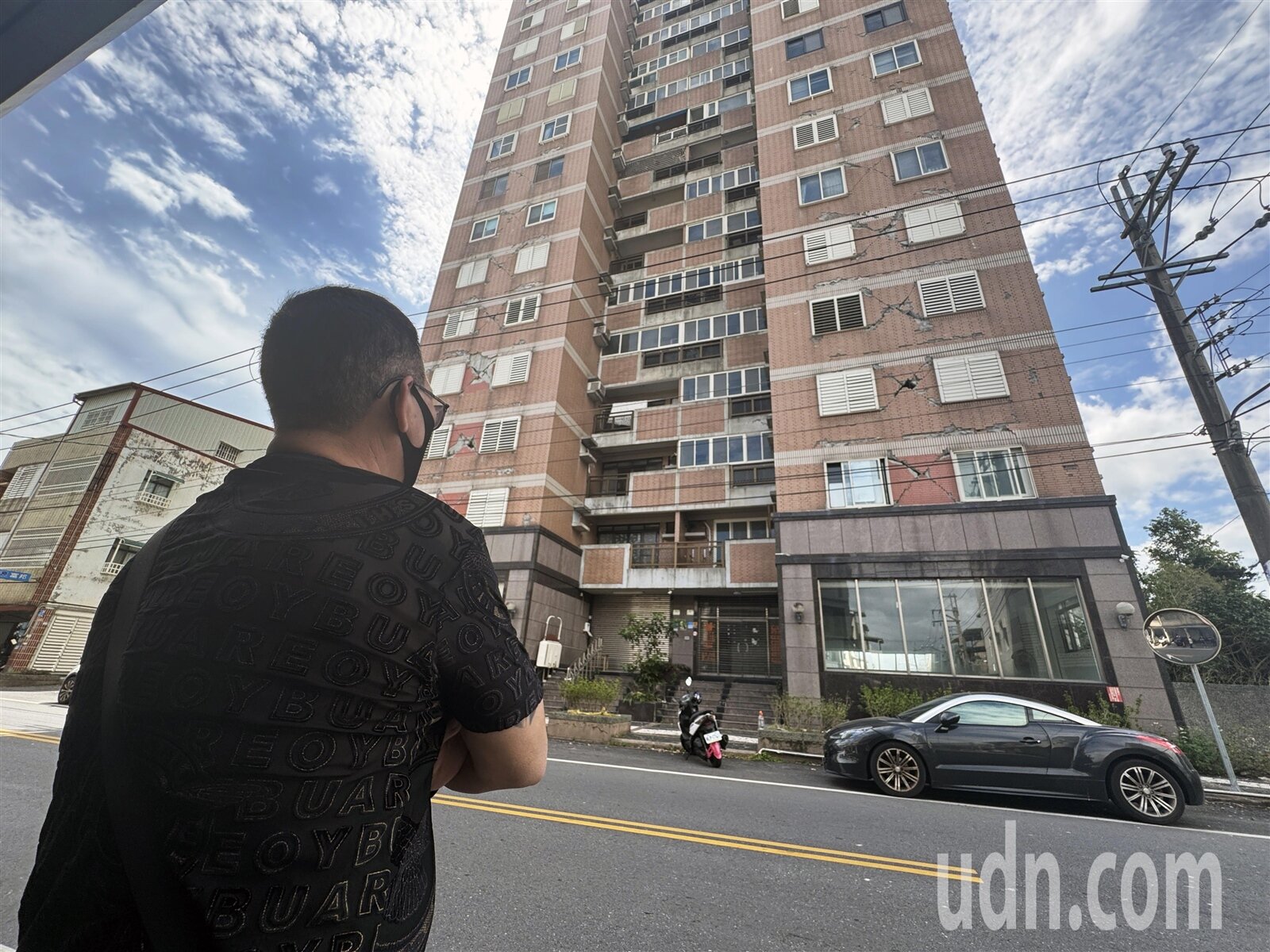 403花蓮地震受災戶黃先生去年買下吉安郷的山海關大樓,4月3日當天來不及遷戶籍入住就遇到地震,現在只能望屋興嘆。記者陳正興/攝影