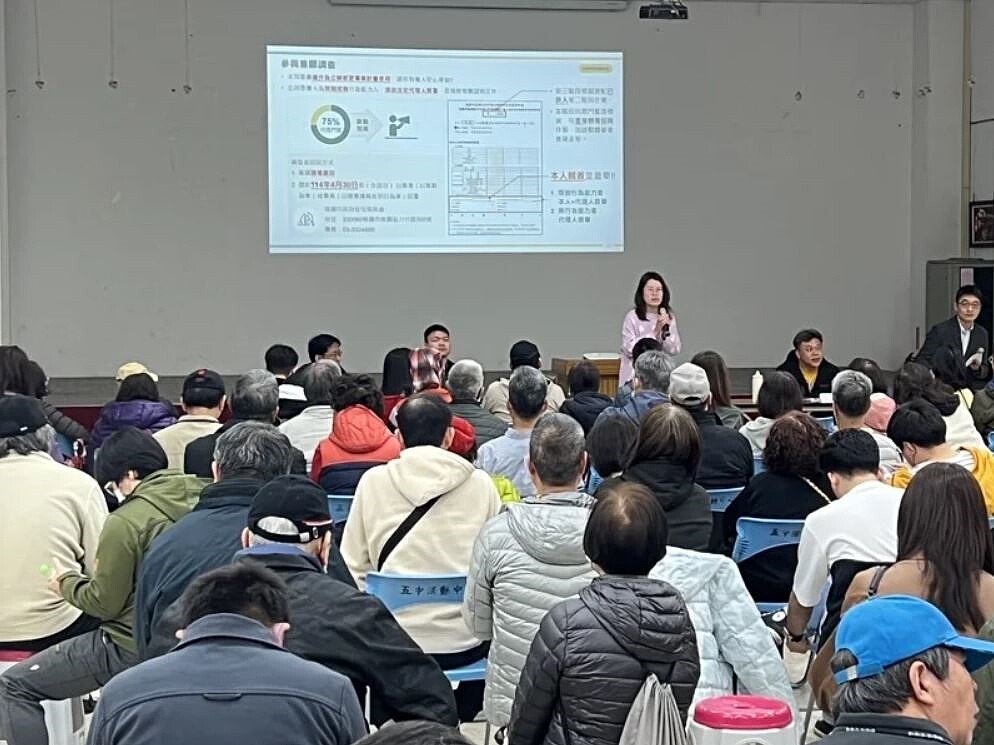 桃園市桃園區正光花園新城被認定是海砂屋,市府昨召開說明會說明公辦都更方案,有過半住戶出席。圖/桃園市都發局提供
