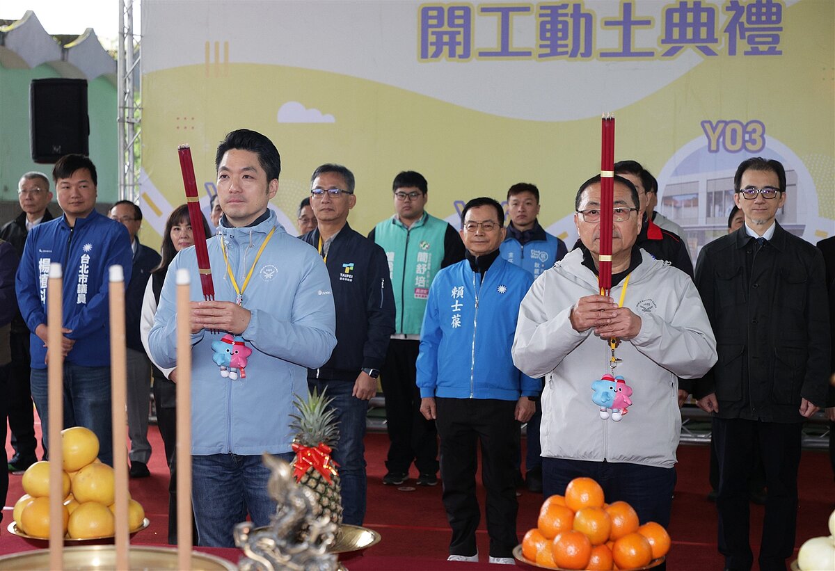 大台北捷運南環段今天舉行開工典禮,台北市長蔣萬安(前左)與新北市長侯友宜(前右)一起同台祈福動土。記者潘俊宏/攝影