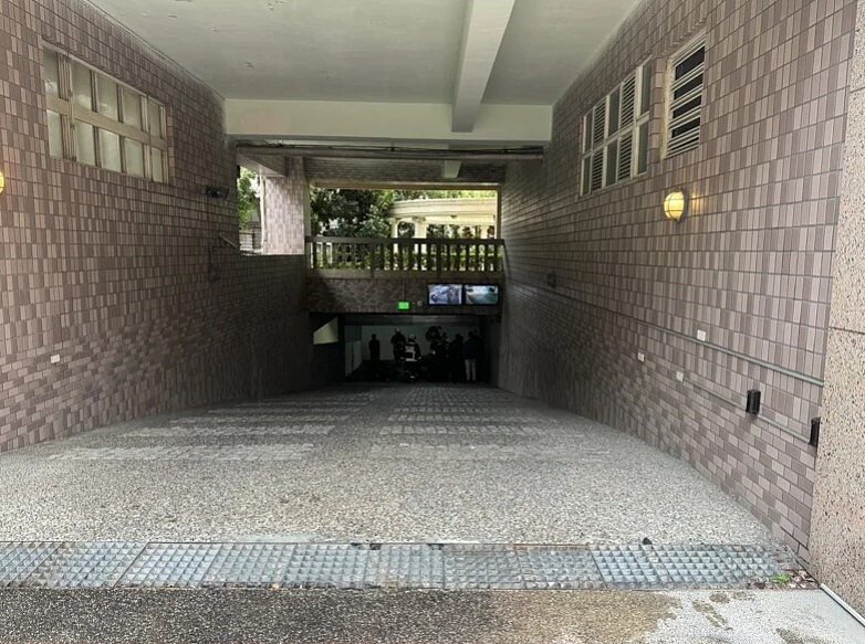 台中市北區忠太東路一棟大樓車道30日早發生死亡車禍。圖/讀者提供