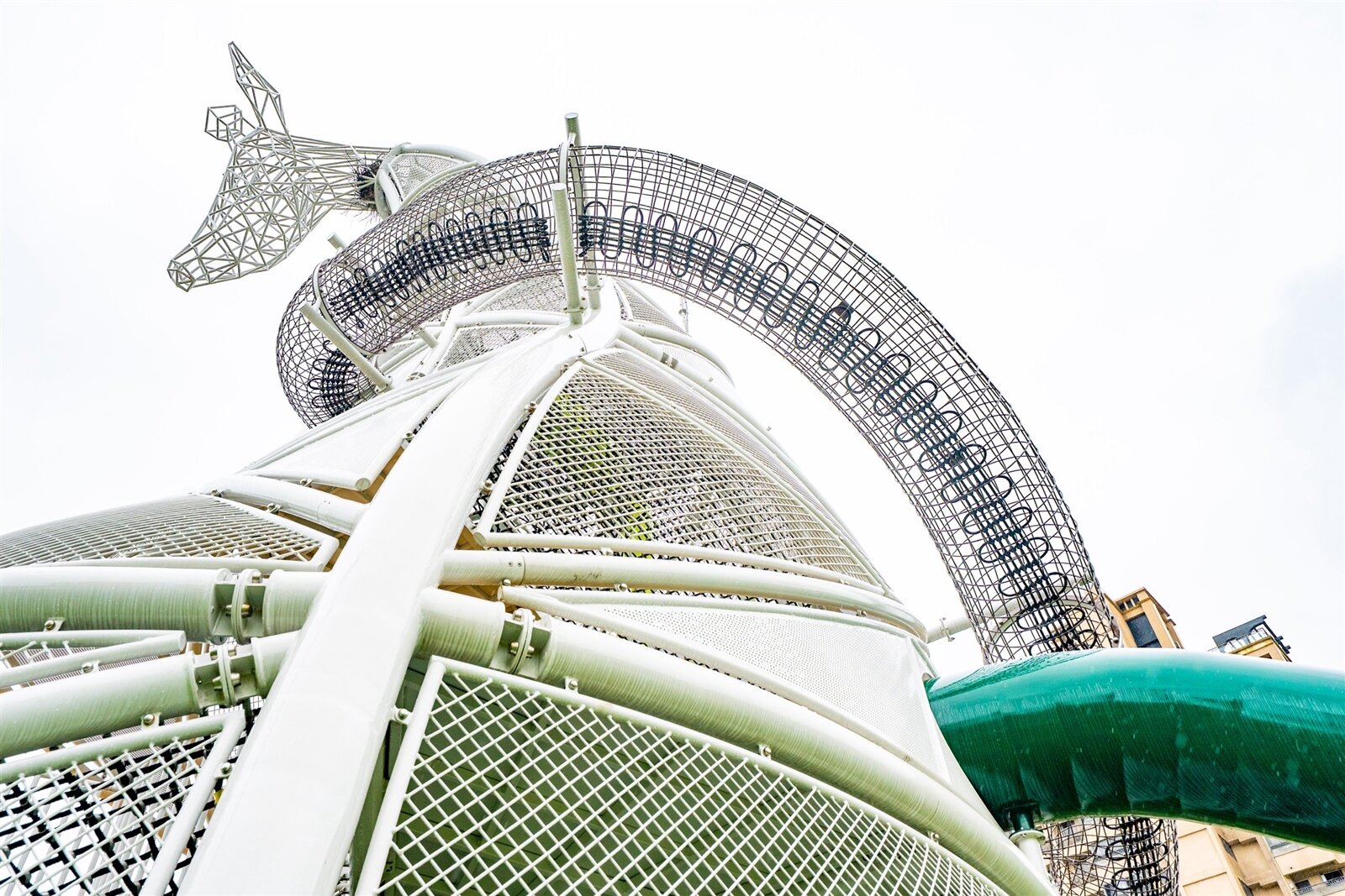 16公尺高的「長頸鹿遊戲塔」，充滿挑戰性，適合5至12歲兒童遊玩。圖：市府提供