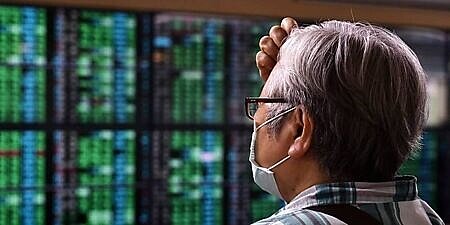 台股短線反彈後仍有回檔風險,中信金(2891)、彰銀(2801)、聯強(2347)等15檔4月漲率高、本益比低於大盤、法人單周加碼股,有望逆勢突圍。圖∕本報資料照片