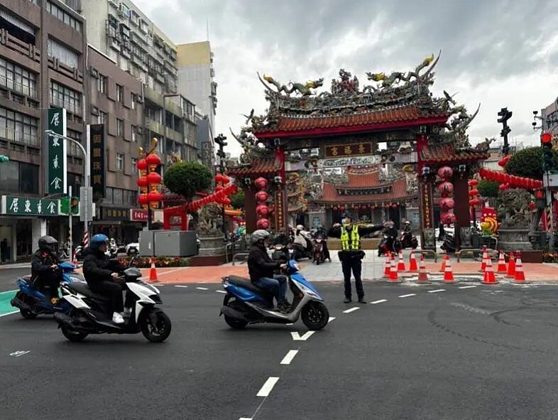 警方目前的執法取締重點是「酒駕、闖紅燈、超速、車不停讓行人、無照駕駛、行人的各項違規」,提醒大家要遵守交通規則。圖/記者周嘉茹翻攝