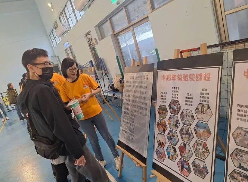 基隆市各小學4月辦理理新生報到作業,市府提醒家長注意相關資訊;圖為實驗學校八堵國小招生說明會資料照。圖/基隆市教育處提供