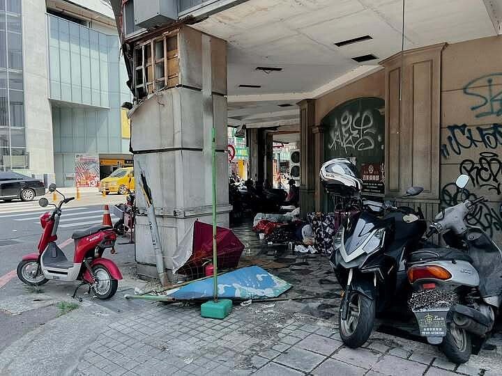 新竹火車附近包括站前地下道、舊城區商圈因長期有街友生活，出現環境髒亂情況，市議員鄭美娟說，改善該問題，需要市府整個團隊動起來，提供適當的庇護、工作機會與心理輔導，而不是單純地驅趕或無視。圖／鄭美娟提供
