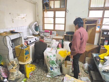 台中市府28日公告清水區中興街「爛尾樓」不宜居住使用,王姓受災戶夫婦30日返家整理住家和行李。(李京昇攝)