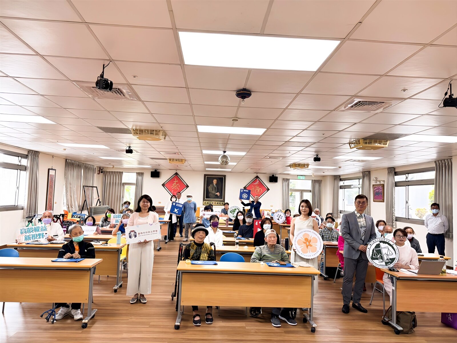 台南市地政法學會與國立成功大學社會科學院、法律學系、成大法扶社推出「深化高齡權益保護社區法治教育計劃」，為南市長者免費辦理四場講座。記者袁志豪／攝影 