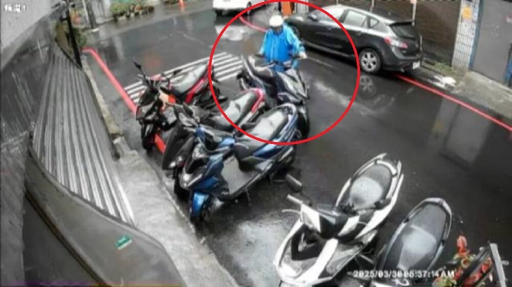 機車被別人移了約50公尺到大智街,與其他車輛併排,害車主被警察舉發「併排停車」。圖:翻攝自@yanggg__0702