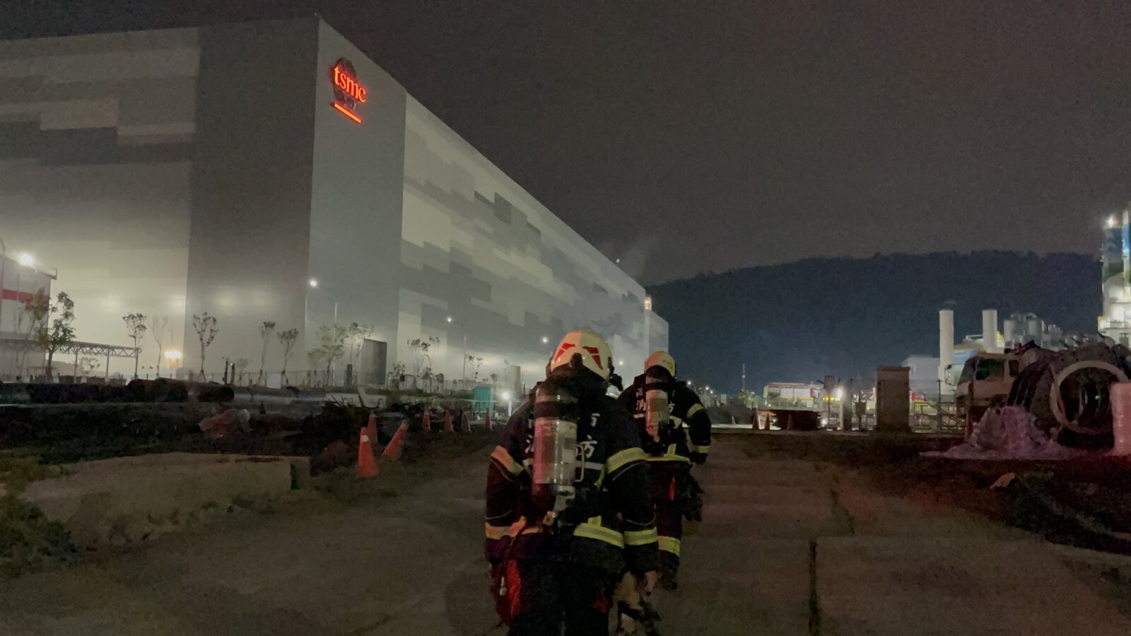 高雄市楠梓產業園區地下三層地基的尿素反應池施工時燃燒瀝青著火,竄出大量黑煙,所幸工人自行撲滅。記者劉學聖/攝影