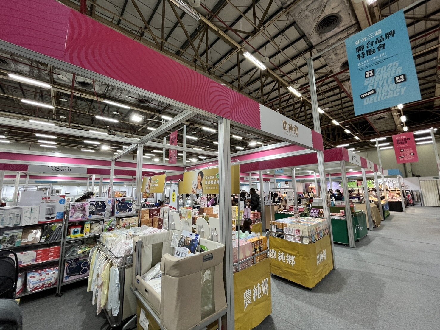 台中新光三越今日起在台中世貿二館舉辦「聯合品牌特販會」,74個品牌設櫃,超過200位專櫃人員參與。記者余采瀅/攝影