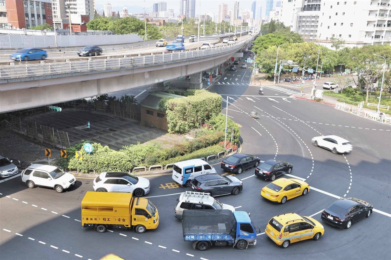 北市公館圓環因車流量大,加上7岔路口,交通事故特別多,年年進入肇事熱點的前幾名,台北市長蔣萬安日前拍板確定廢除圓環。記者胡經周/攝影