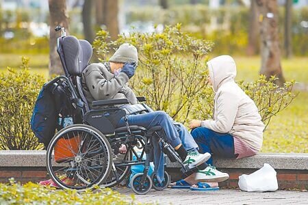 勞動部研擬多元陪伴(鐘點移工)計畫,預計3月底上路,但民團指出該計畫缺失多,不應倉促上路,對此勞動部也拍板延後至清明連假後實施。(報系資料照片)