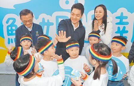 台北市推出「鮮奶周報生生喝鮮奶」政策,市長蔣萬安(中)3月31日表示,凡學籍在北市的國小及幼兒園學童,14日起都可每周領取1瓶鮮奶或豆漿。(陳君瑋攝)