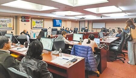 台北市議員王欣儀3月31日邀相關單位及民間學者討論拆除公館圓環工程,北市新工處長林崑虎表示,工程將分成增設台北自來水處工作井、填平地下道及調整周邊路型,整體工程預計明年8月完成。(予菱攝)