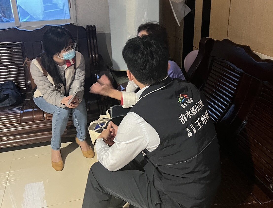 台中市清水區一處大樓頂日前塌陷,建築物公告停止使用,受影響住戶全數安頓。圖/台中市政府提供