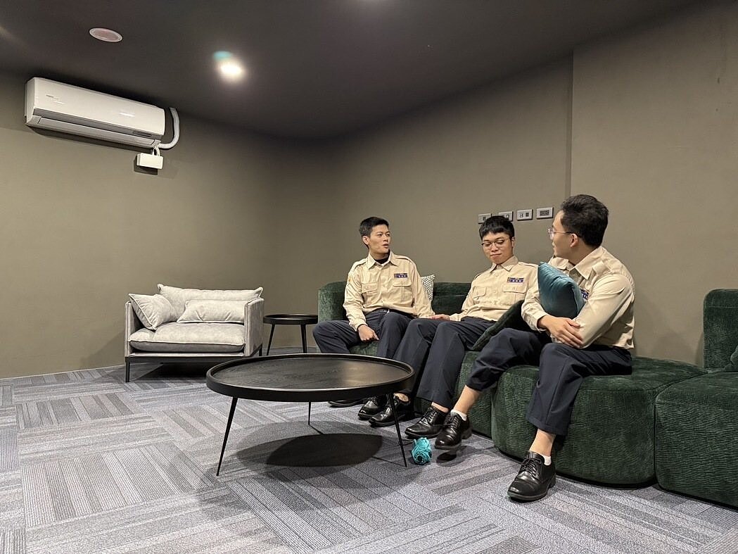 桃園市府斥資千萬整修替代役役男住宿中心,還打造具北歐風設計的交誼廳,相當吸睛。圖/聯合報記者朱冠諭攝影