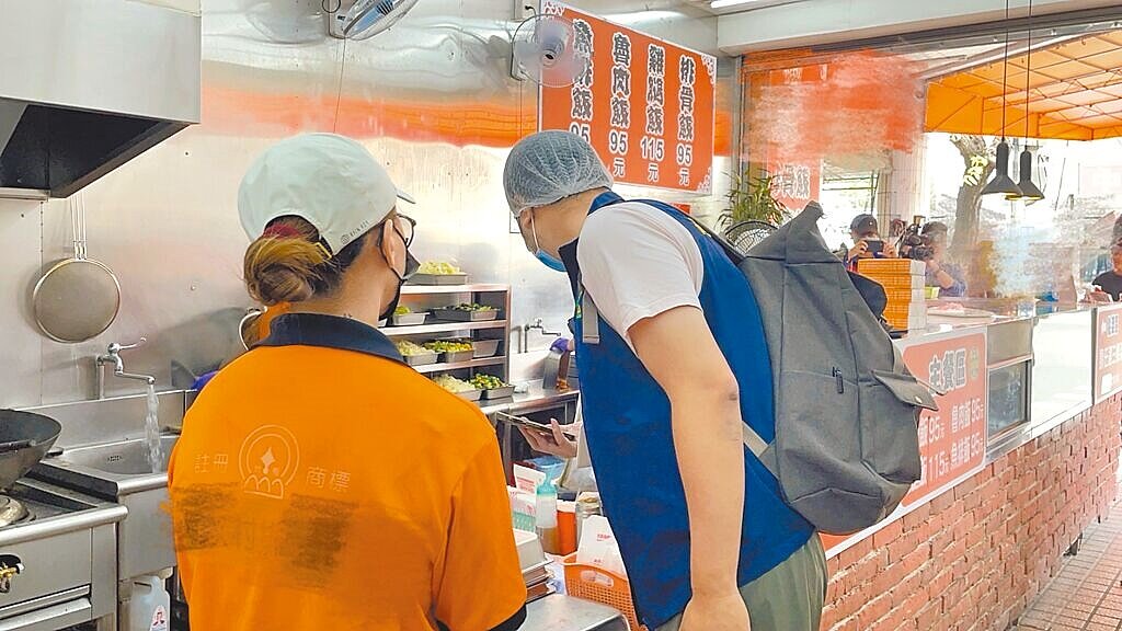 高雄梅家村排骨飯遭控「滷肉夾硬幣」,高市衛生局3月31日前往稽查發現店家有多項缺失,已勒令限期改善。圖/高市衛生局提供