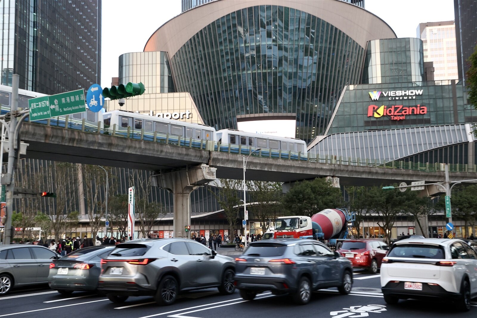 南港LaLaport正式開幕，下班時間附近交通備受考驗。記者林俊良／攝影 