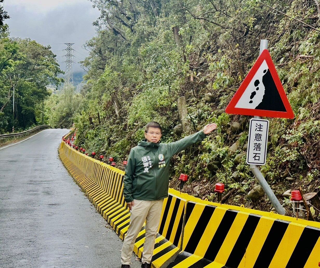 桃園市龍潭區美國路自4月7日至5月31日進行護坡更新施工。圖:市議員張肇良提供