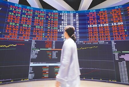 台股昨強彈584點,創今年第二大漲點,收在2萬1280點。(陳俊吉攝)