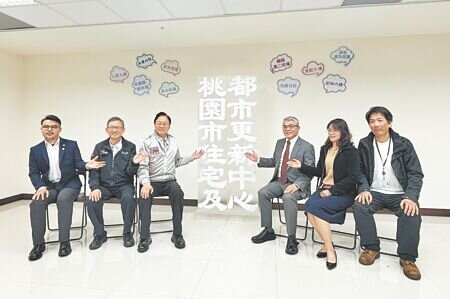 桃園市政府為加速推動都市更新,設置桃園市住宅及都市更新中心,市長張善政(左三)1日出席揭牌儀式。(姜霏攝)
