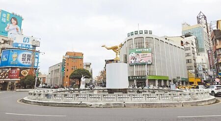 嘉義市中央噴水圓環預計下半年修繕,保留雕像、圓形矮牆、七彩噴水等元素。(廖素慧攝)