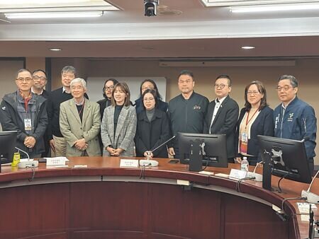 台北市捷運局打算出售與民間共同開發分回的聯開宅,藉此償還興建捷運的債務,民眾黨台北市議會黨團1日舉辦公聽會,邀捷運局、北市都發局、崔媽媽基金會、OURs都市改革組織及民間學者討論聯開宅處理方式。(丁上程攝)