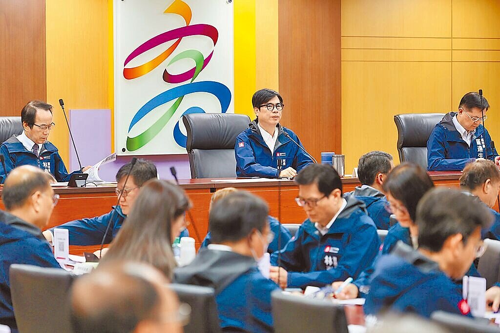 高雄市長陳其邁(中)1日在市政會議中,聽取財政局「健全財政開源節流」報告,希望朝連5年0舉借目標邁進。(高市府提供/柯宗緯高雄傳真)