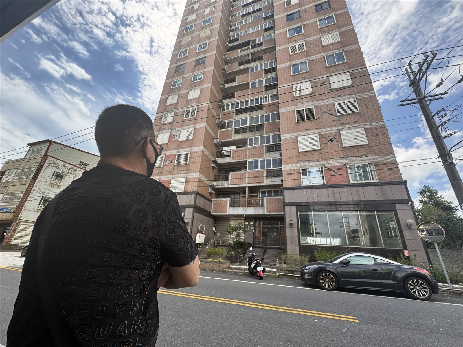 花蓮吉安鄉山海觀大樓,一到十樓外牆全裂,受災戶黃先生望屋興嘆。本報資料照片