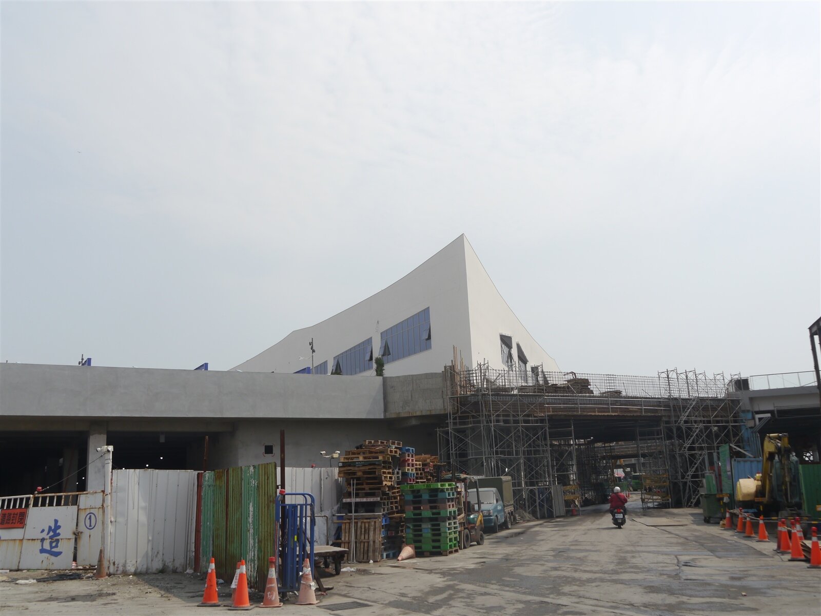 前鎮漁港斥資81億元改造,其中多功能水產品運銷中心是想要打造超越日本豐洲市場的觀光魚市場,目前尚未完工。記者徐白櫻/攝影