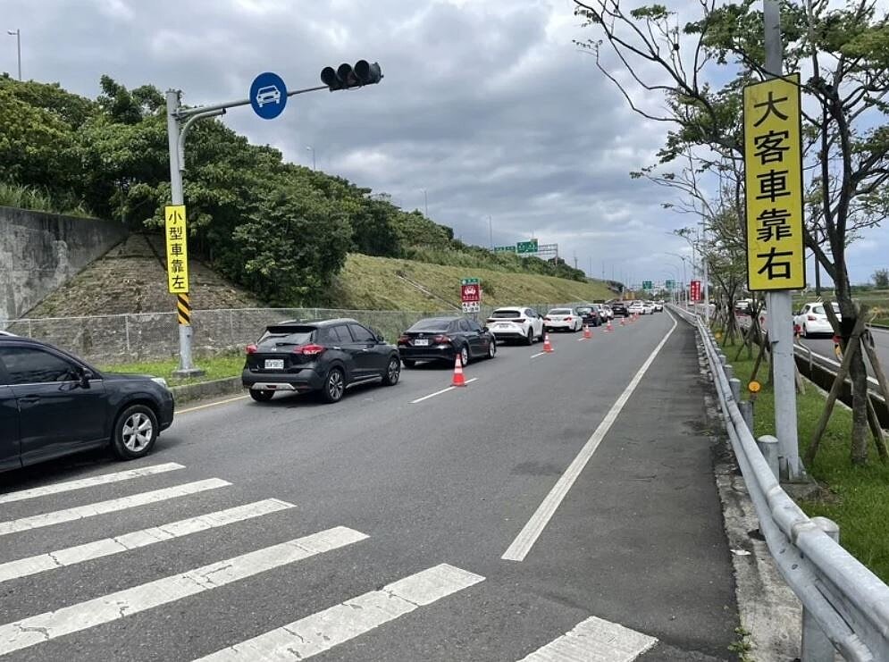 清明連假搭乘國道客運,大客車可以行駛國5路肩,大幅減少塞車時間。圖/警方提供