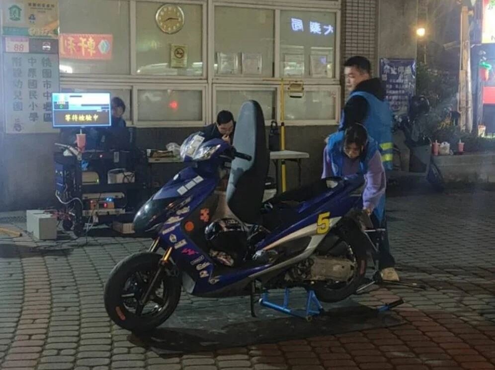 自今年4月1日起，除持續對噪音車取締外，也針對改裝排氣管加強取締。凡自行改裝非認證排氣管，將依道路交通管理處罰條例第16條第1項第1款「各項異動，不依規定申報登記」，處以900元以上1800元以下罰鍰。記者翁唯真／翻攝
