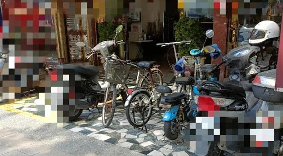 台北市機車停車位長期供不應求,民眾經常因停放於騎樓或人行道而遭檢舉開單,引發民怨。圖/東森新聞資料照
