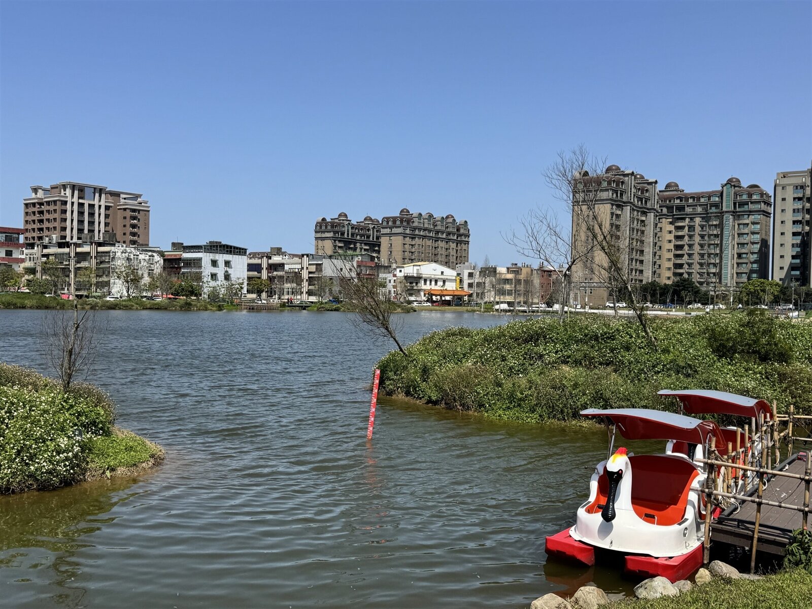 遊客可以到華興池生態埤塘公園踩著可愛的天鵝船輕鬆遊池,隨著池水輕輕搖曳。圖:觀旅局提供