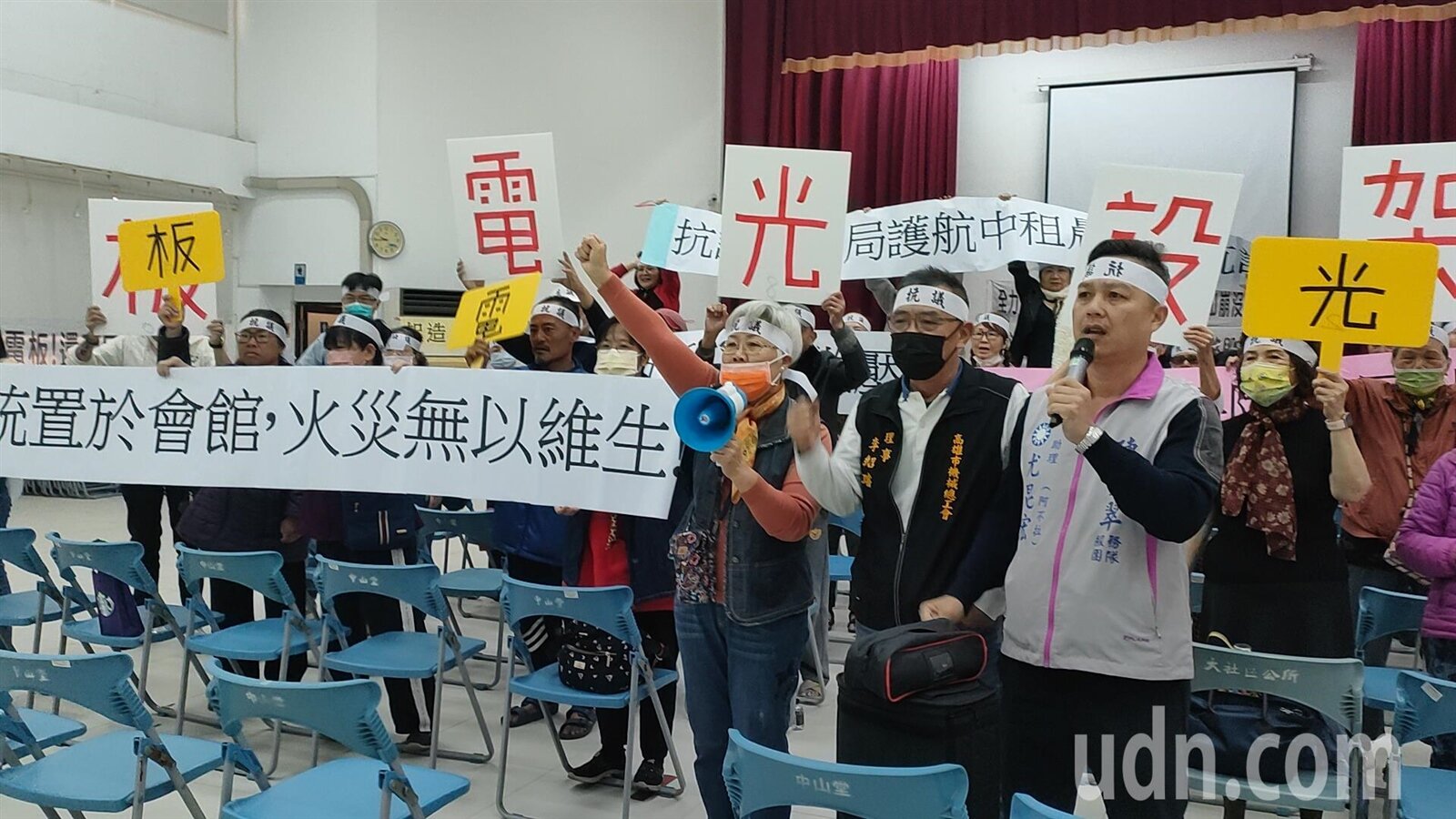 高雄大社觀音山莊住戶抗議中租公司未經住戶同意，就要裝設光電板。記者林保光／攝影 