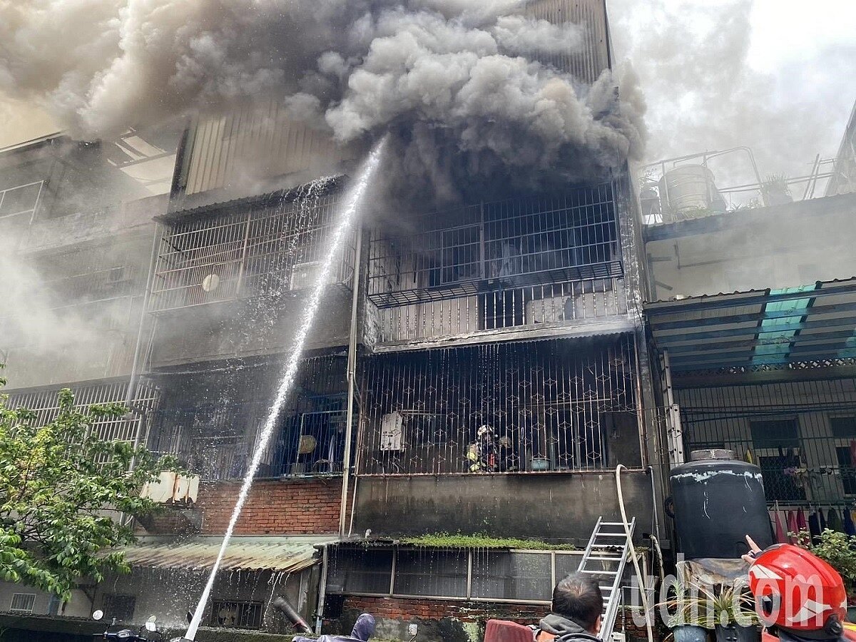 新北市鶯歌區福隆一街2日中午發生住宅火警,火場救出一對母女已明顯死亡未送醫,屋主黃姓男子疑縱火,火警發生後已逃離現場,警方已尋獲帶返所調查中。圖/記者王長鼎翻攝