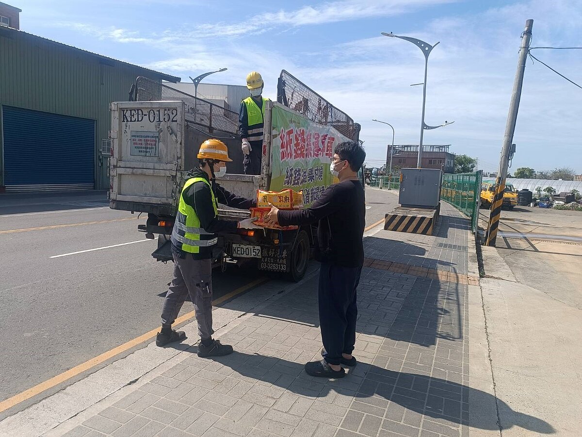 清明連假桃園垃圾收運不間斷,掃墓紙錢減量集中焚燒。圖/桃園市環保局提供