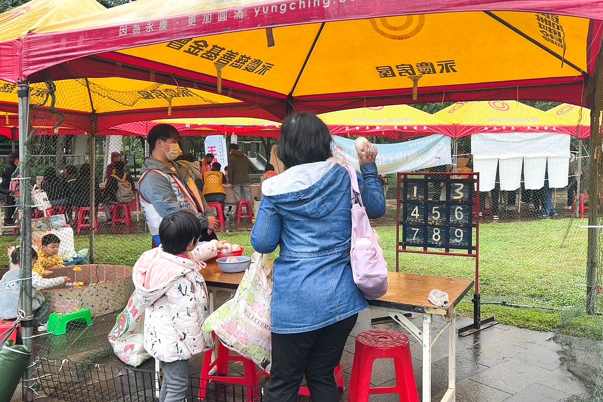 兒童節園遊會有遊戲、雞蛋糕、棉花糖等各式攤位,讓大小朋友玩得開心。圖/永慶房產集團提供